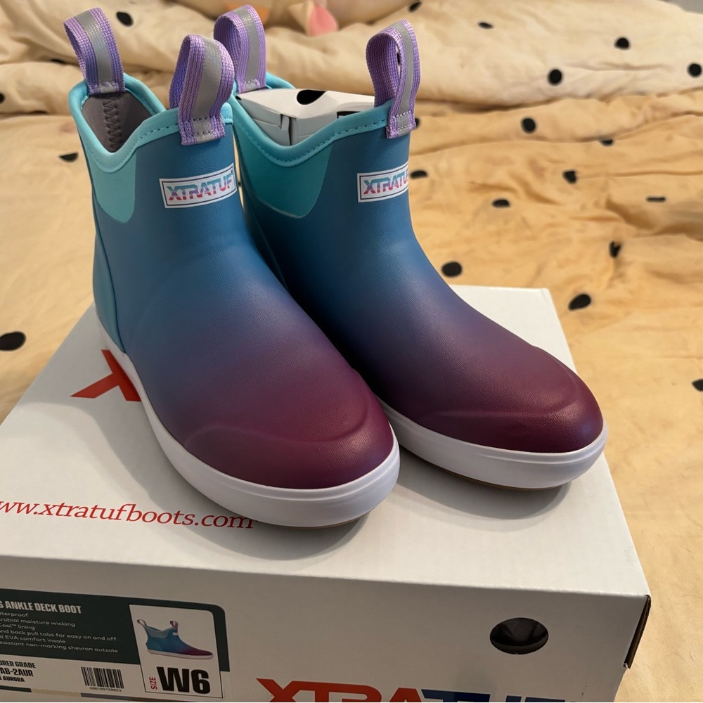 Xtratuf Womens ankle deck boots